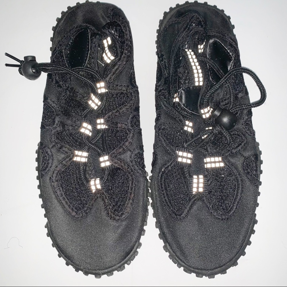 Kids size 5 (big kids) water shoes unisex black Big Kid size 5
